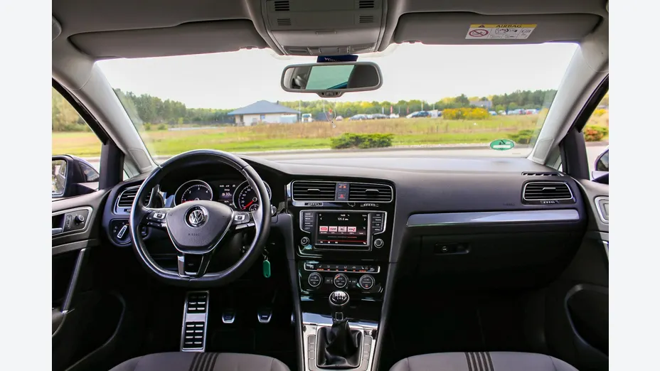 VOLKSWAGEN Golf -