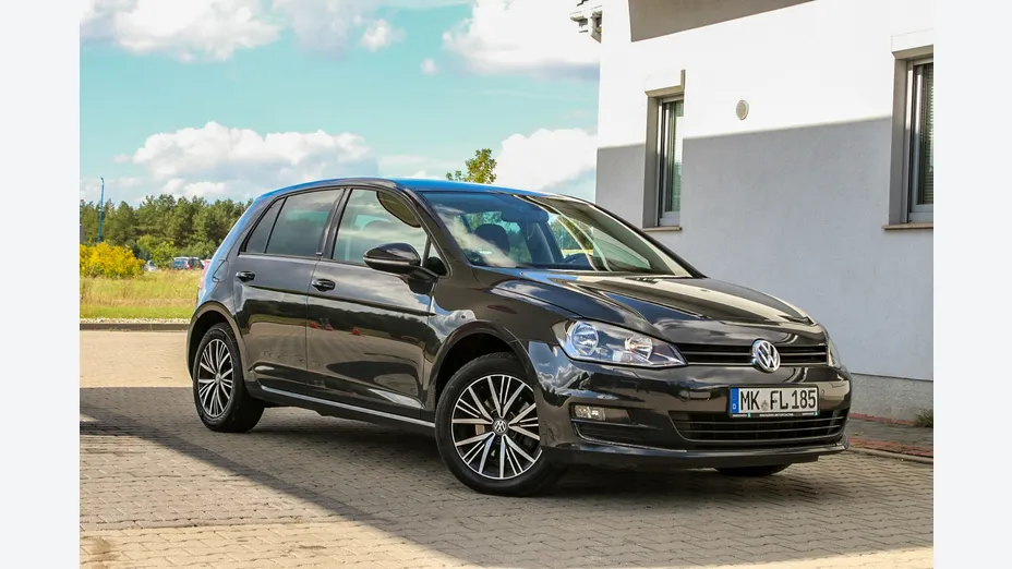 VOLKSWAGEN Golf -