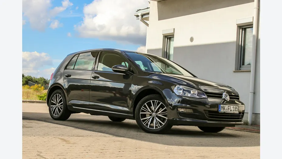 VOLKSWAGEN Golf -