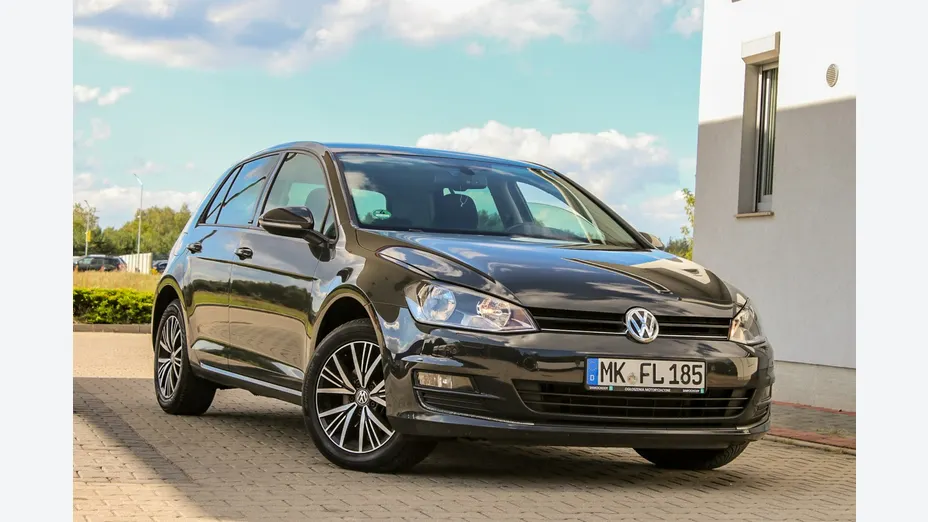 VOLKSWAGEN Golf -