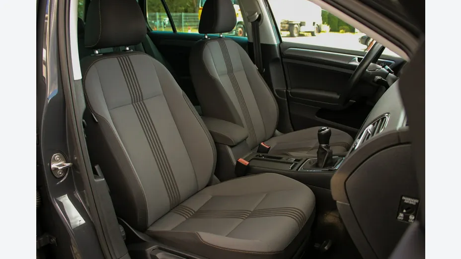 VOLKSWAGEN Golf -