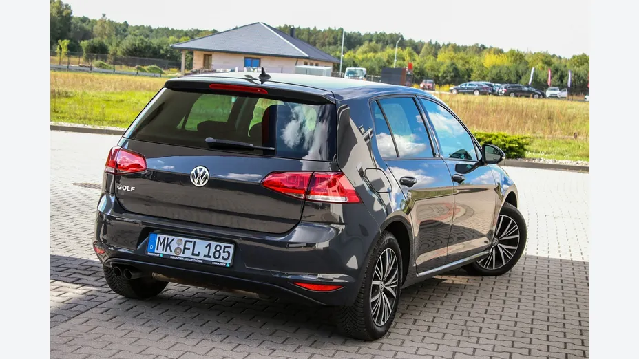 VOLKSWAGEN Golf -