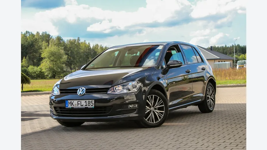 VOLKSWAGEN Golf -