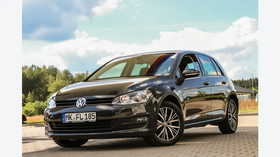 VOLKSWAGEN Golf -