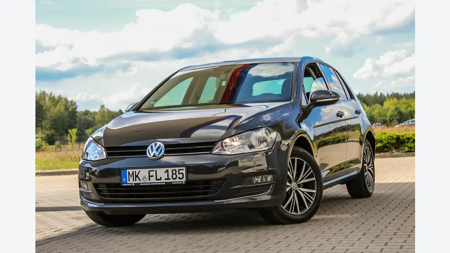 VOLKSWAGEN Golf -