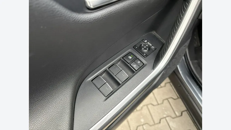TOYOTA RAV4 -