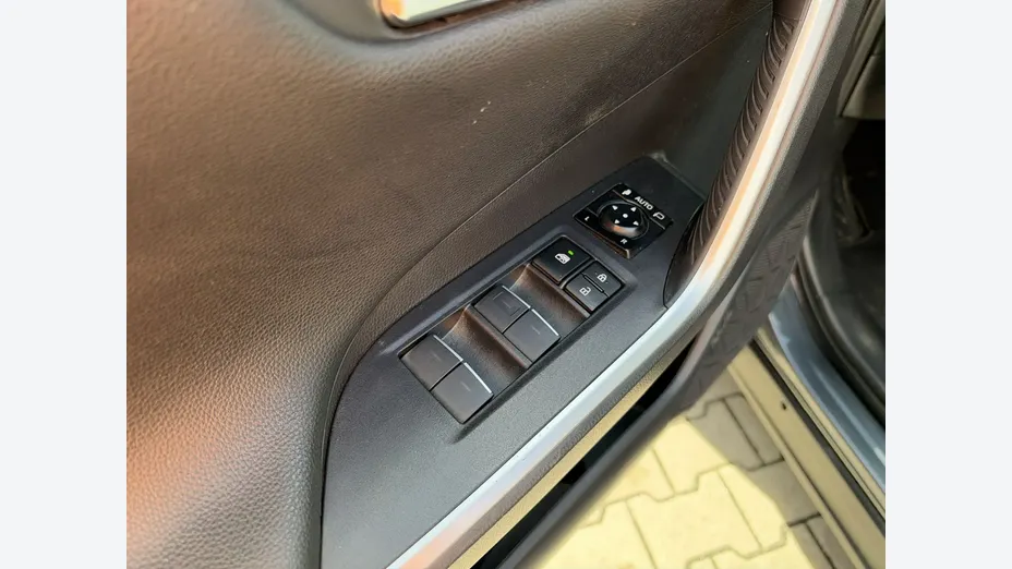 TOYOTA RAV4 -