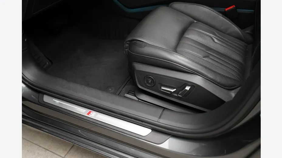 AUDI A6 -