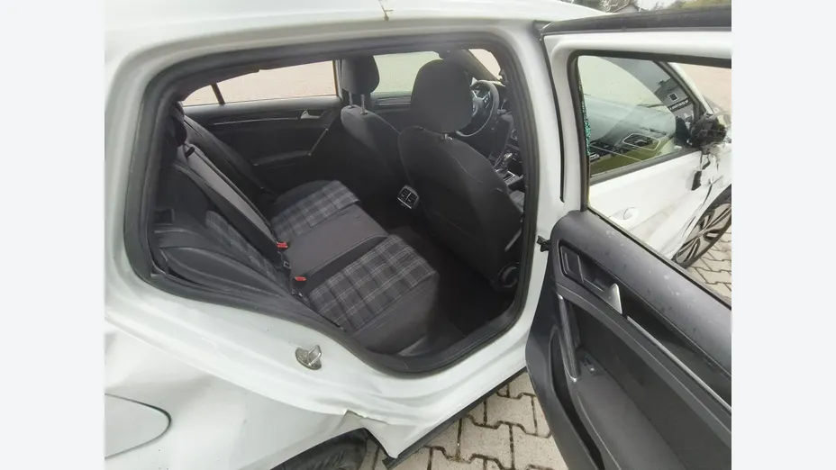 VOLKSWAGEN Golf -