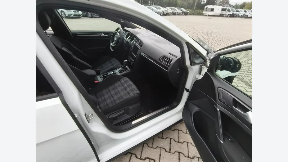 VOLKSWAGEN Golf -