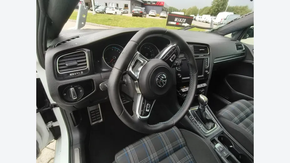 VOLKSWAGEN Golf -