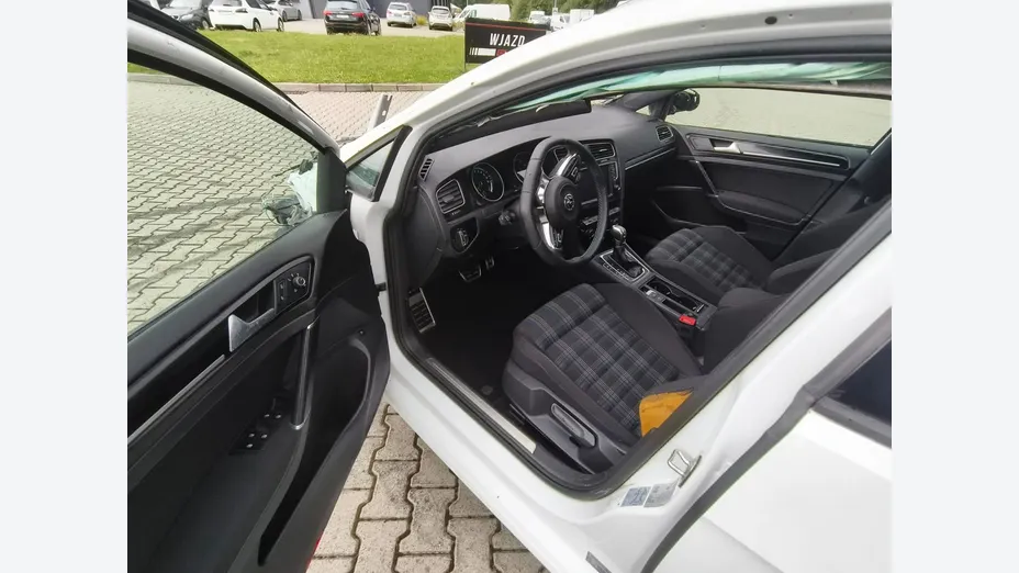 VOLKSWAGEN Golf -
