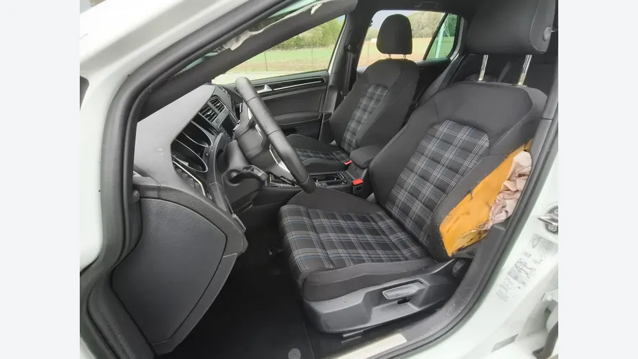 VOLKSWAGEN Golf -