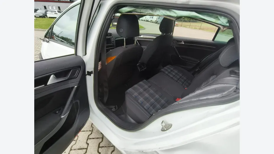 VOLKSWAGEN Golf -