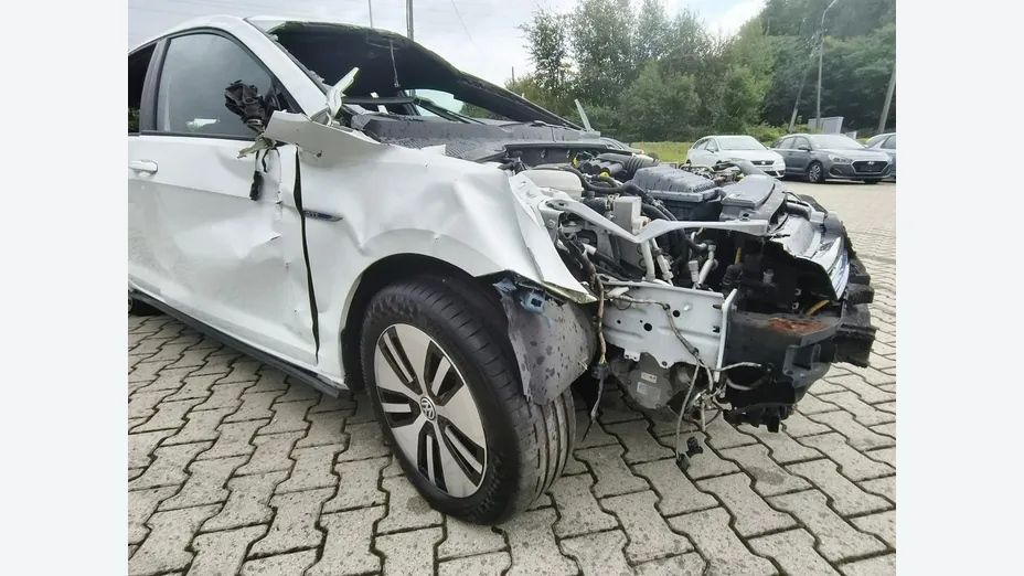 VOLKSWAGEN Golf -