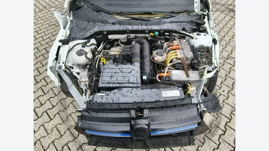 VOLKSWAGEN Golf -