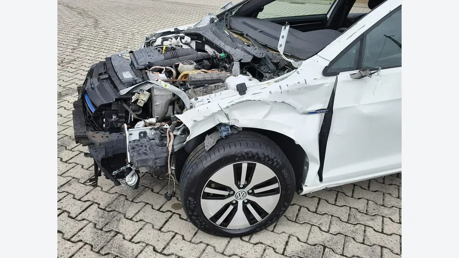 VOLKSWAGEN Golf -