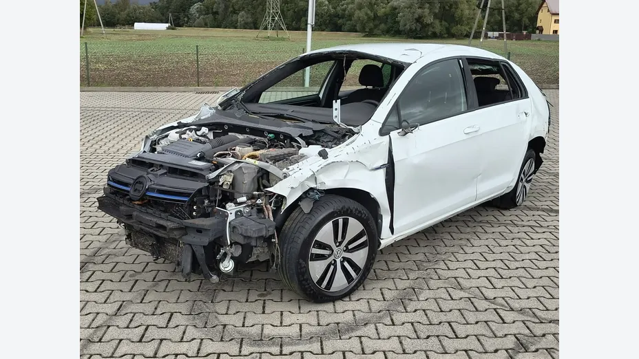 VOLKSWAGEN Golf -