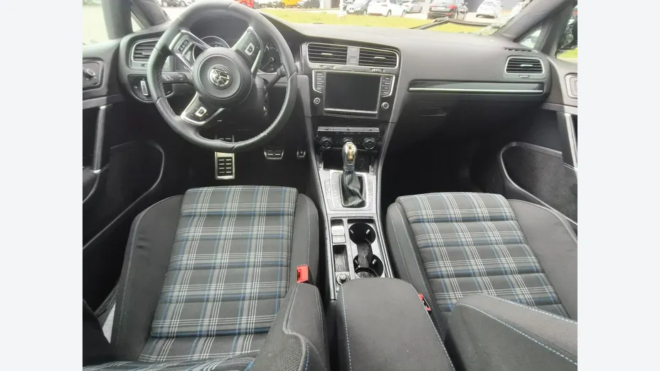 VOLKSWAGEN Golf -