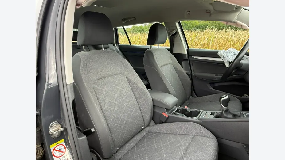 VOLKSWAGEN Golf -