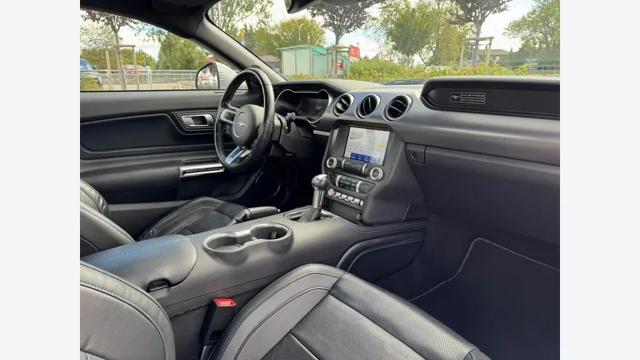 FORD Mustang -