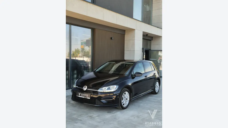 VOLKSWAGEN Golf -