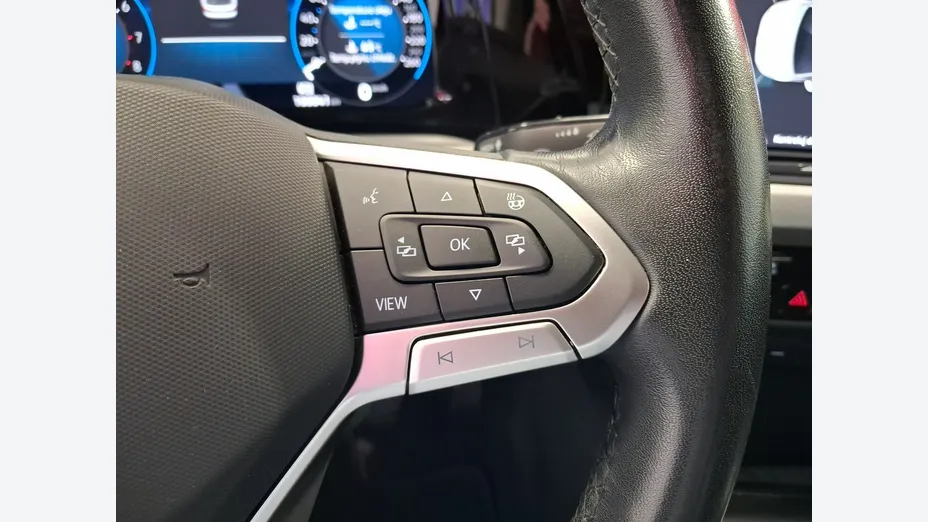 VOLKSWAGEN Golf -