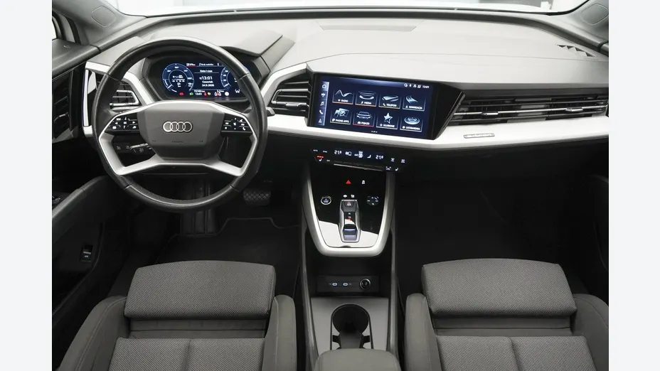 AUDI Q4 -