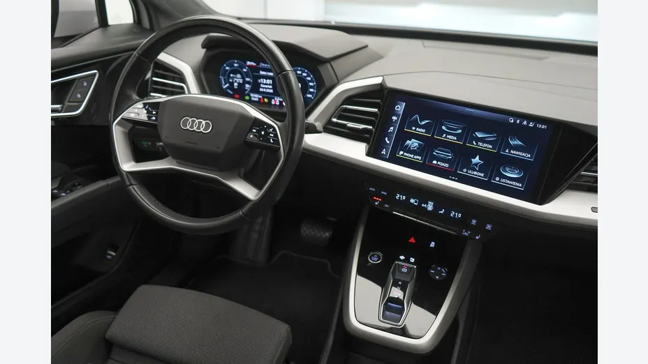AUDI Q4 -