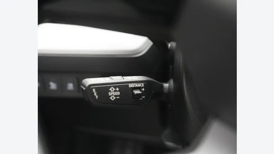 AUDI Q4 -