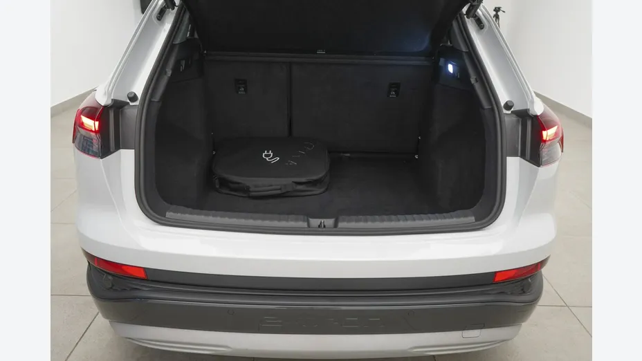 AUDI Q4 -