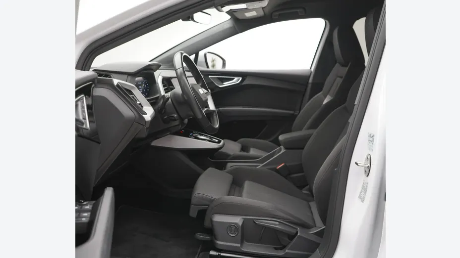 AUDI Q4 -