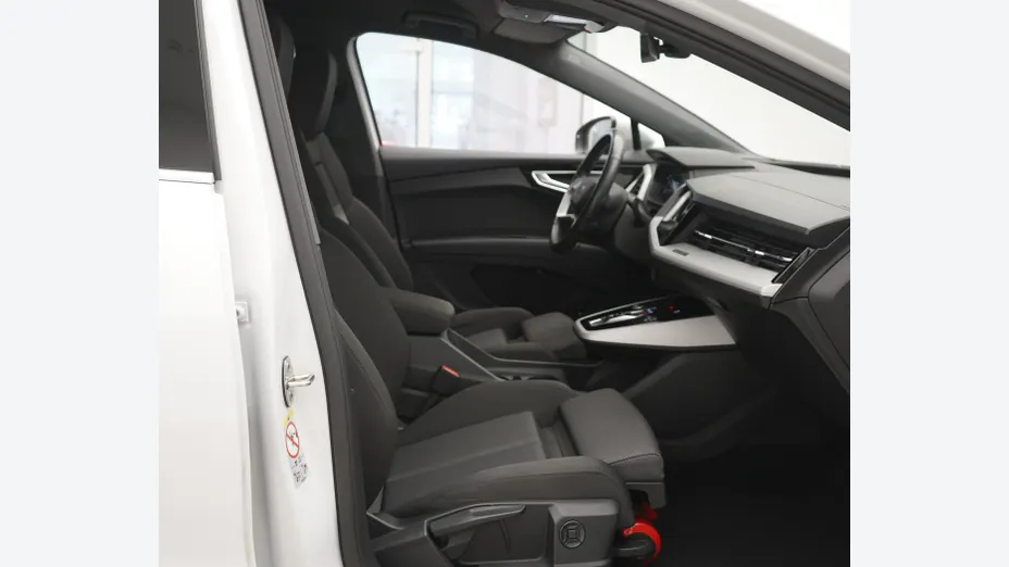 AUDI Q4 -