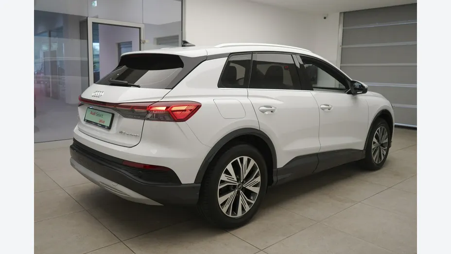 AUDI Q4 -