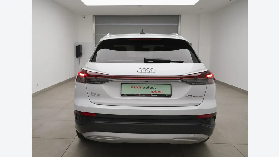 AUDI Q4 -