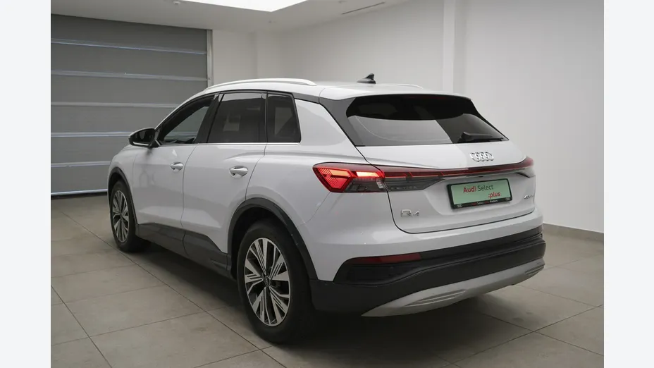 AUDI Q4 -