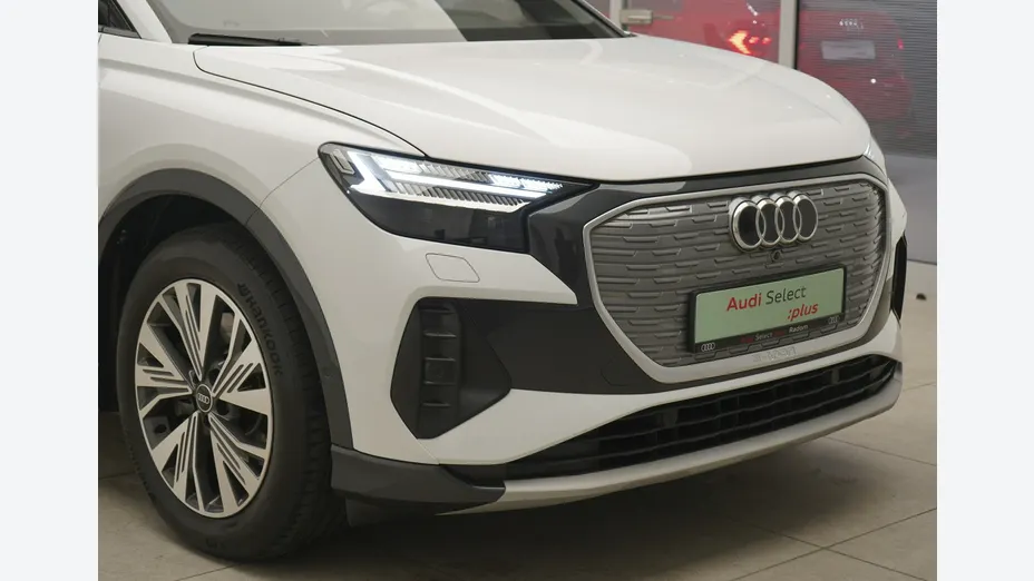 AUDI Q4 -