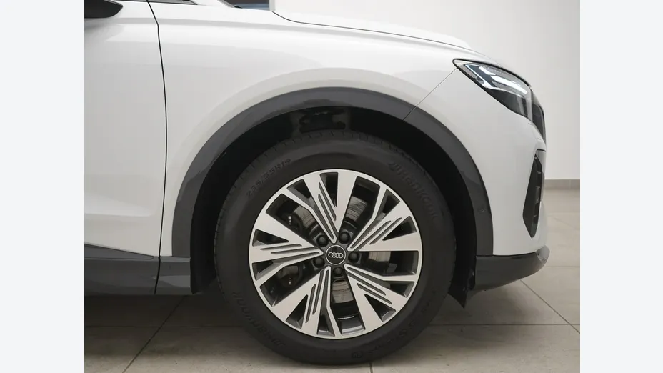 AUDI Q4 -