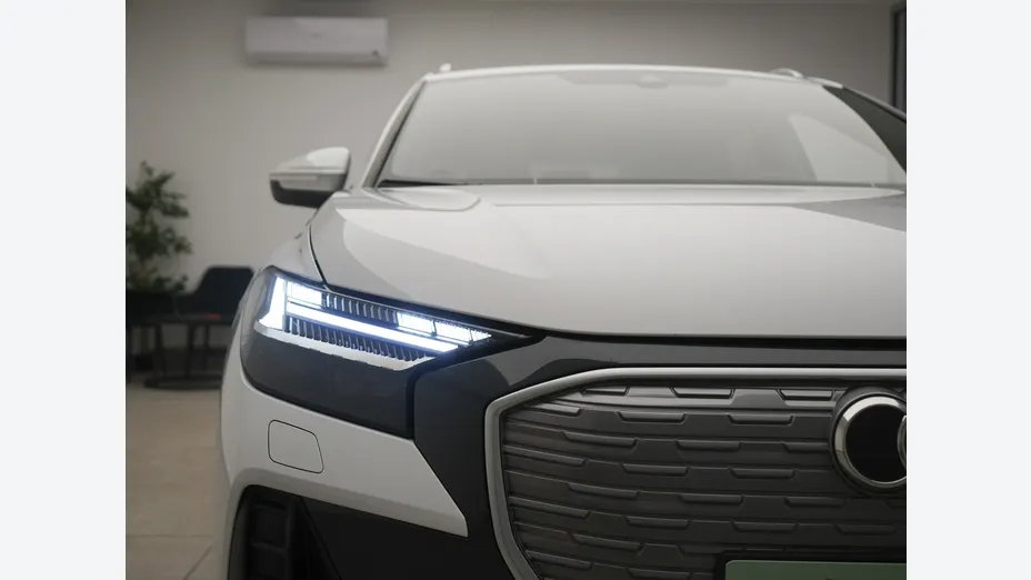 AUDI Q4 -