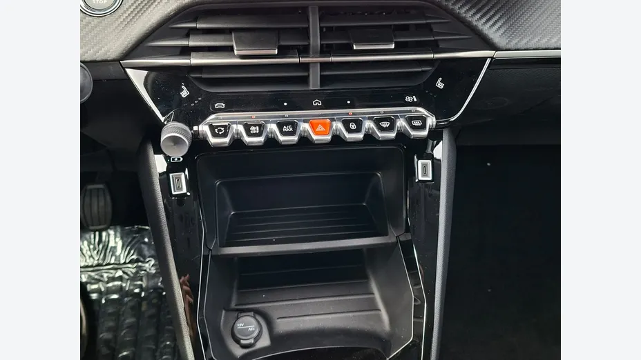 PEUGEOT 208 -