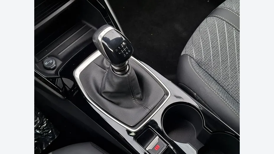PEUGEOT 208 -