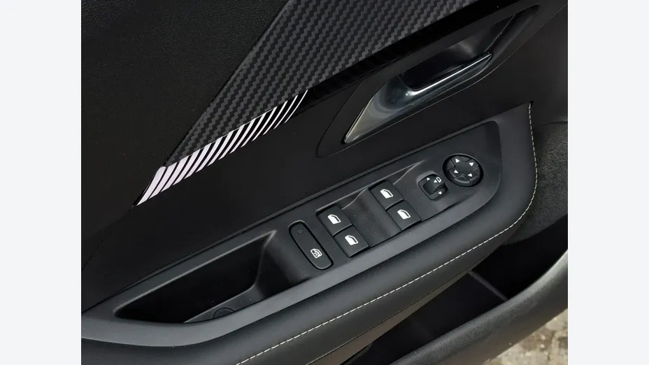 PEUGEOT 208 -