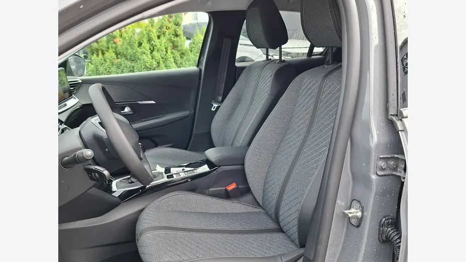PEUGEOT 208 -