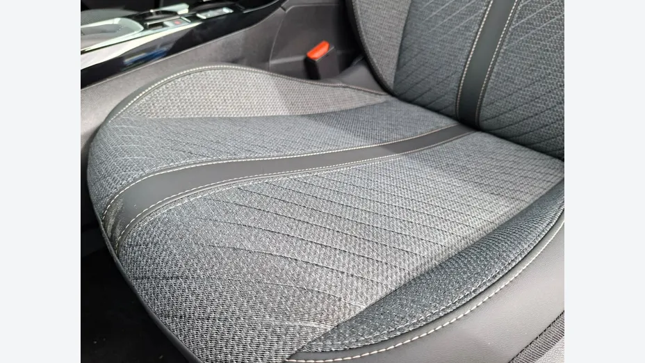 PEUGEOT 208 -