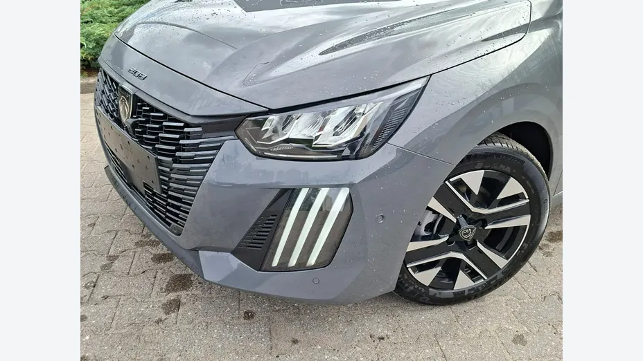 PEUGEOT 208 -