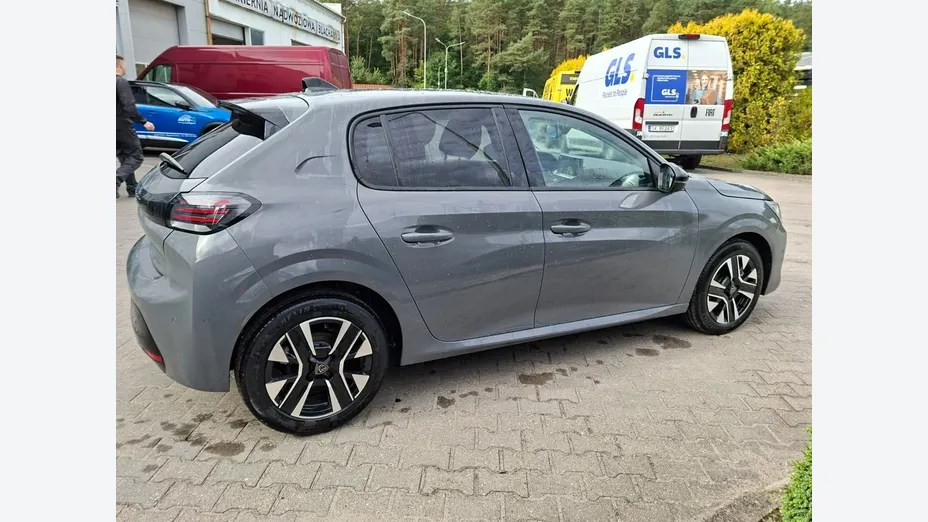 PEUGEOT 208 -