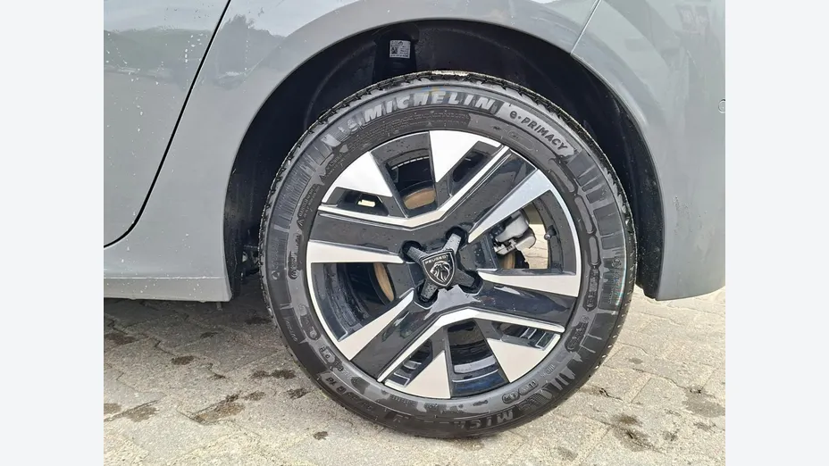 PEUGEOT 208 -