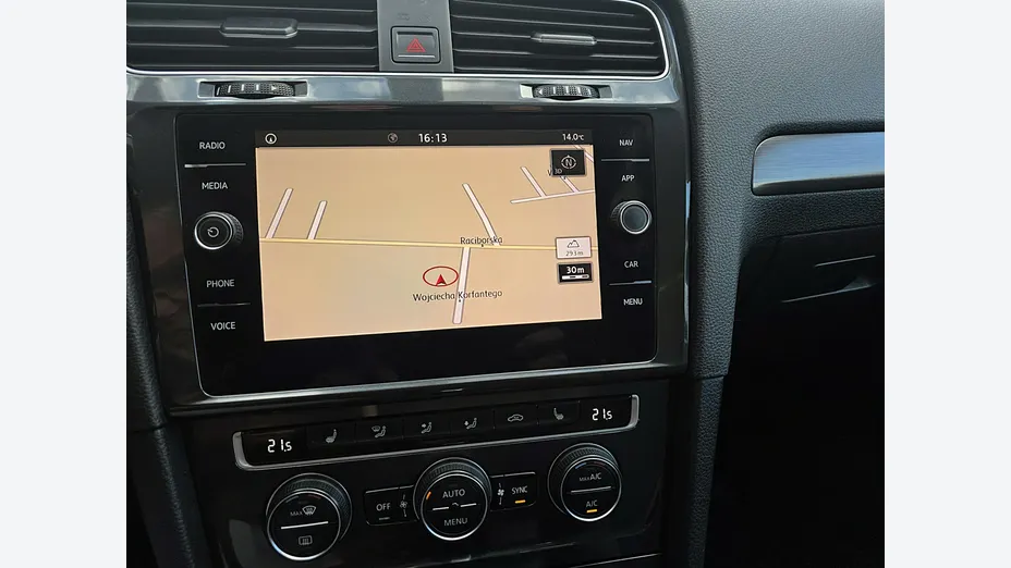 VOLKSWAGEN Golf -