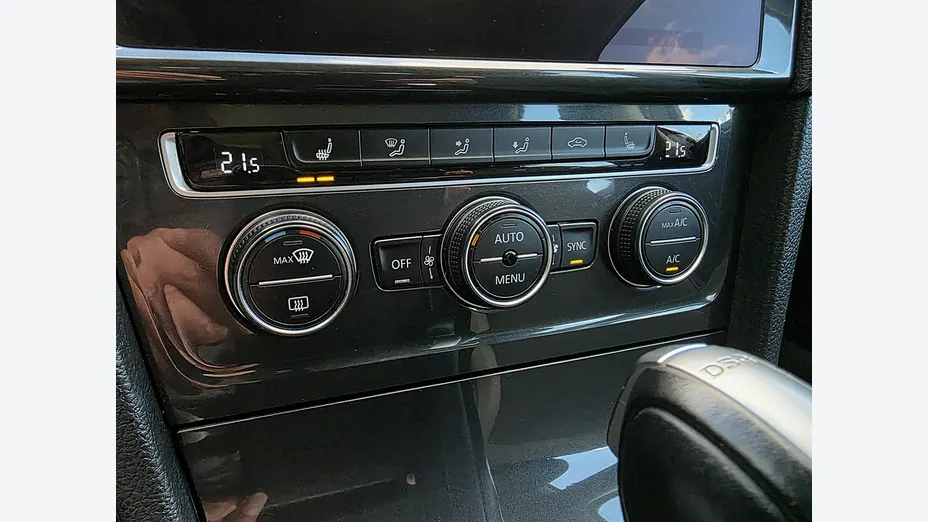 VOLKSWAGEN Golf -
