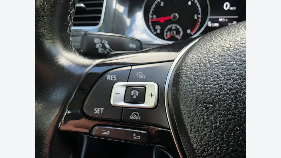 VOLKSWAGEN Golf -